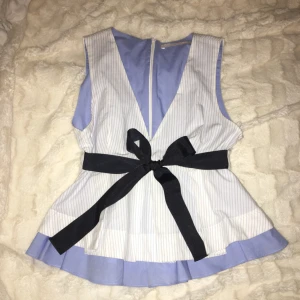  - Otroligt fint randigt linne! Från Zara och sitter väldigt fint på då det inte blir för gulligt eller sexigt pga urringningen och modellen. Den är väldigt fint till jeans kjol eller jeans :) bandet i midjan är reglerbart!