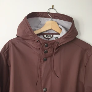  - Snygg regnjacka, bra för festivaler! Bara använd en gång.