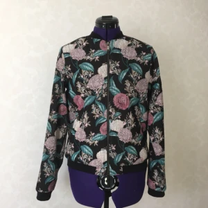  - Bomberjacka ofodrad från Esprit strl S.  Frakt tillkommer 