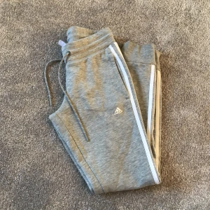  - Gråa adidas byxor använt 2 gånger! 200kr ink frakt!