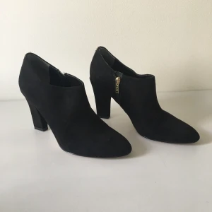  - Skor från Designade av Ivanka Trump. Nypris 1000:- Endast använda en gång. Kan mötas upp alternativt frakta/samfrakta. Köparen står för frakt.