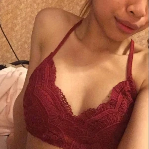  - Mycket fint Burgundy spets bra Storlek 32-38  (frakten är ingår i priset)