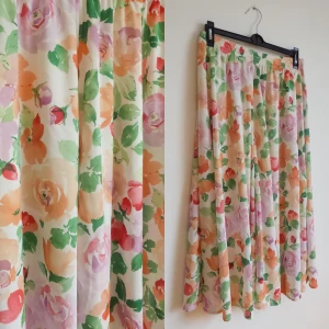  - Knälång vintage kjol i storleken M 