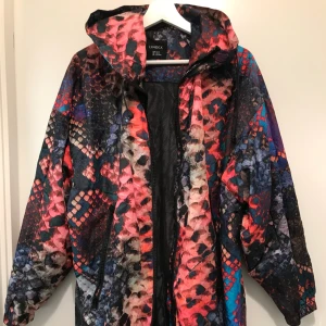  - En oversize vindjacka från Lindex. Stl XS-S men skulle även passa en M-L