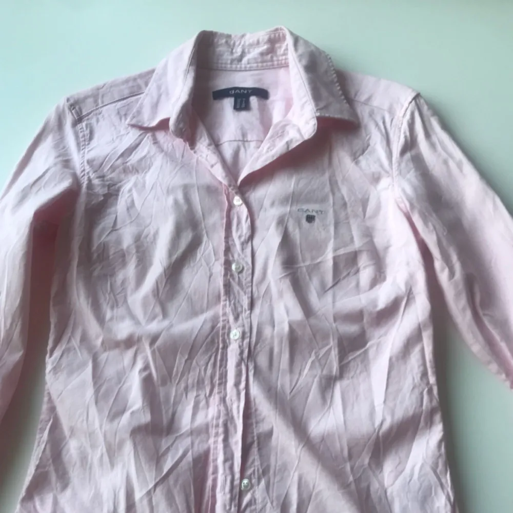 Rosa skjorta från Gant. Storlek 34. Fint skick. Köparen står för frakten. PS: kommer stryka den till nästa ägare. Skjortor.