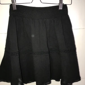  - Svart luftig kjol! Täcker över rumpan och är i bra längd!