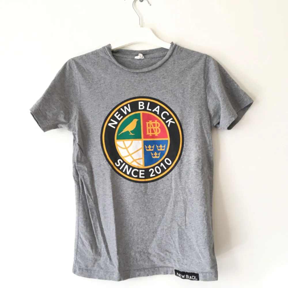 New Black t-shirt i storlek xs. Fint skick och ”tjockt” t-shirttryck. Det enda är att den är lite krackelererad i trycket (se bild). . T-shirts.
