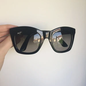  - Riktigt snygga klassiska solglasögon! Har polariserat glas vilket gör att dom ger ett underbart skönt ljus! Inköpta i maj 2017, aldrig använda. Kvitto finns och fodral tillkommer.   Nypris 2600. Priset går att diskutera. Ser gärna möte i Göteborg! 