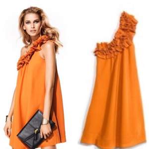 Oanvänd fin orange klänning med volanger. Inköpt från H&M i storlek 36. Frakt: 62kr