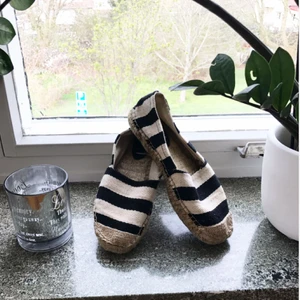 - Snygga espadrillos vit/blå-randiga, endast använda två gånger! Superfina och i nyskick, 90 kronor eller högst bjudande 😊