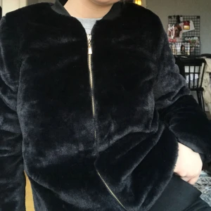 - Kort pälsjacka från boohoo. Använd ca 3 gånger. Möts upp i Stockholm annars tillkommer frakt!