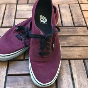  - Vans i fin vinröd färg! Ett år gamla. Används ej längre och därför vill jag nu sälja dem. Du betalar frakten! 