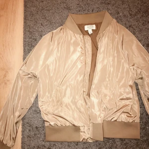 - Fin, beige, bomberjacka från Josefin ekström by NAKD. Bra skick och silvriga detaljer! Köparen står för frakt på 58kr och betalning sker via swish eller kontoöverföring :)