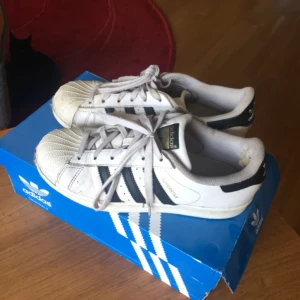  - Säljer mina Adidas Superstars! Litet hål på insidan hälen på ena skon, annars hyfsat bra skick