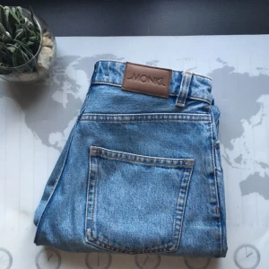  - Mom-jeans i modellen Kimomo från monki!  Sitter som på sista bilden.  Använda en del - men fortfarande i bra skick!  Köparen står för frakt🌹