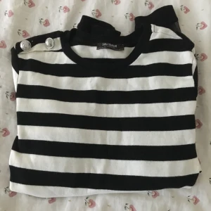  - Söt topp , med några detaljer i armen . 