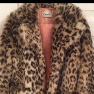  - GANNI leopard pels.  Nypris 3500kr 