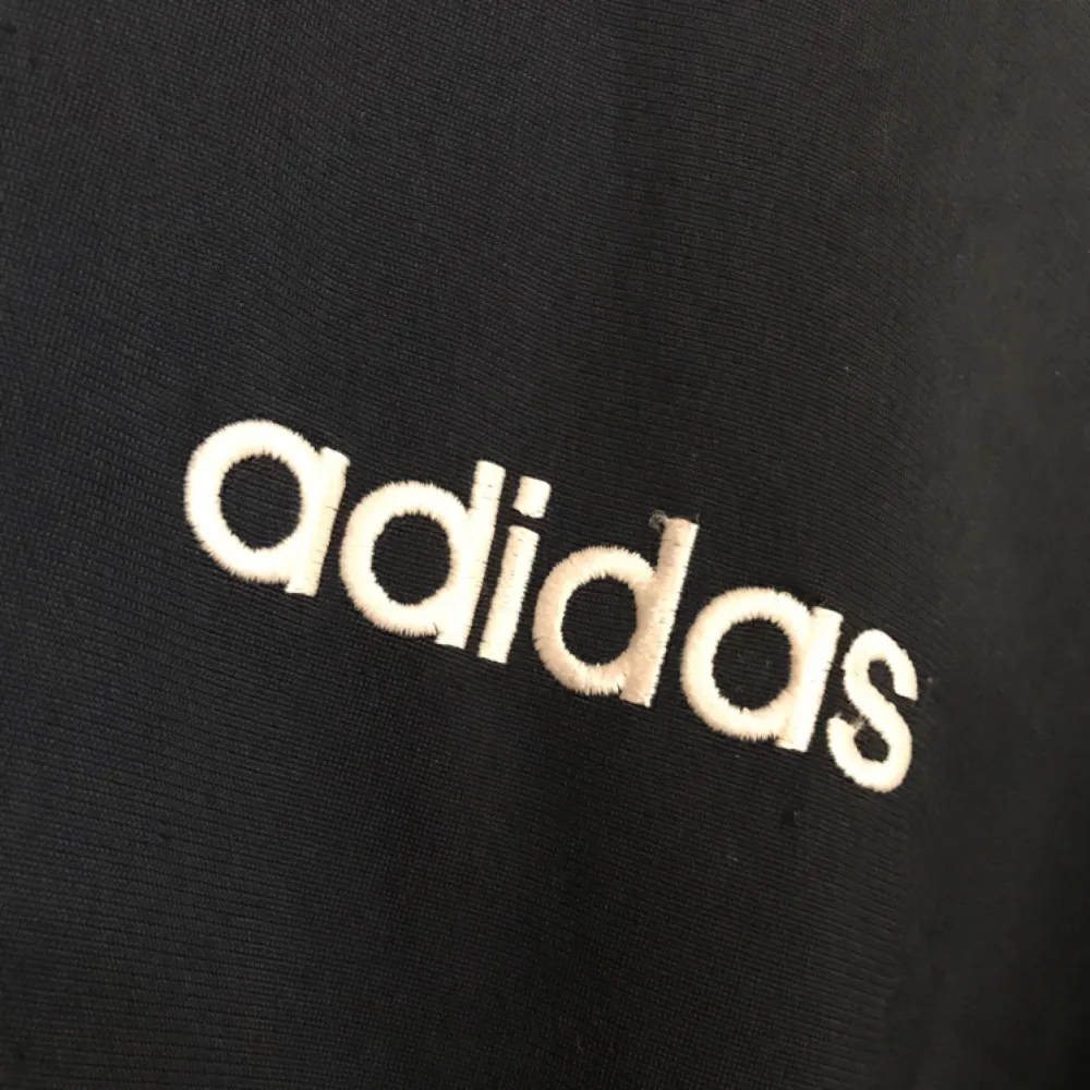 Vintage adidas jacka. Trevligt skick, ovanlig modell. Storlek 164 på tags vilket motsvarar S. Kan hämtas i Uppsala eller skickas mot fraktkostnad . Jackor.