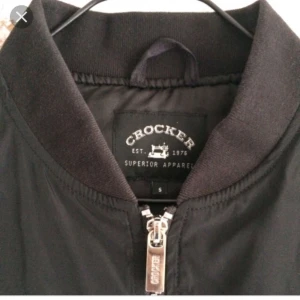  - Säljer en Crocker Bomber jacka! Ganska stor i storlek. Köparen står för frakten!