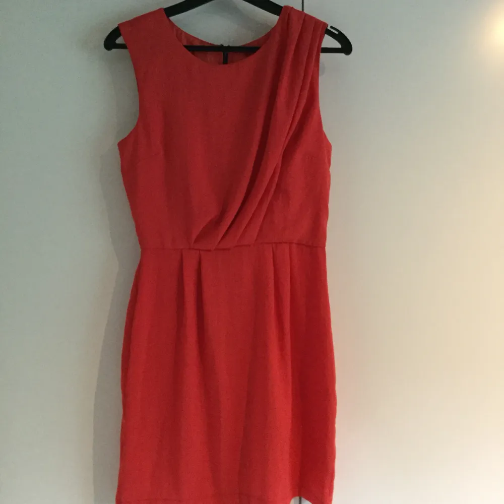 Snygg röd klänning. Från topshop storlek 34. Ljusröd med svart dragkedja i ryggen. I fint skick!. Klänningar.