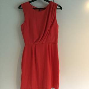 Snygg röd klänning. Från topshop storlek 34. Ljusröd med svart dragkedja i ryggen. I fint skick!