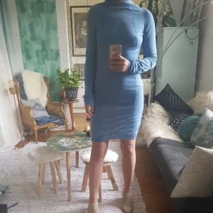  - Klänning från Acne i härlig blå färg. Storlek S, långa armar. 100% nylon. 