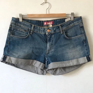 Jeansshorts - Jeansshorts från H&M, storlek 32 i midjan. Fickor bak med knappar. Gott skick!  Kan mötas i Stockholm eller skicka mot fraktkostnad! ✨🌸✨