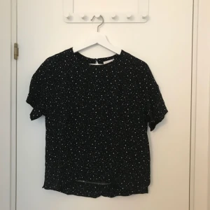  - Helt ny blus från h&m, aldrig använd, med superfint stjärnmönster🤩 60 kr utan frakt, 80 kr med frakt!