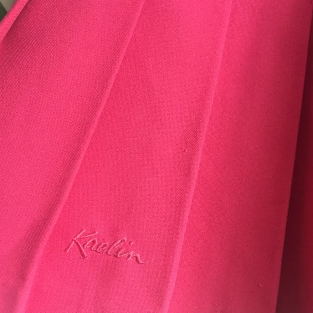 Fin rosa tenniskjol! Står ingen storlek men skulle gissa att det är s eller 34/36. Vintage å mycket bra skick💫. Kjolar.