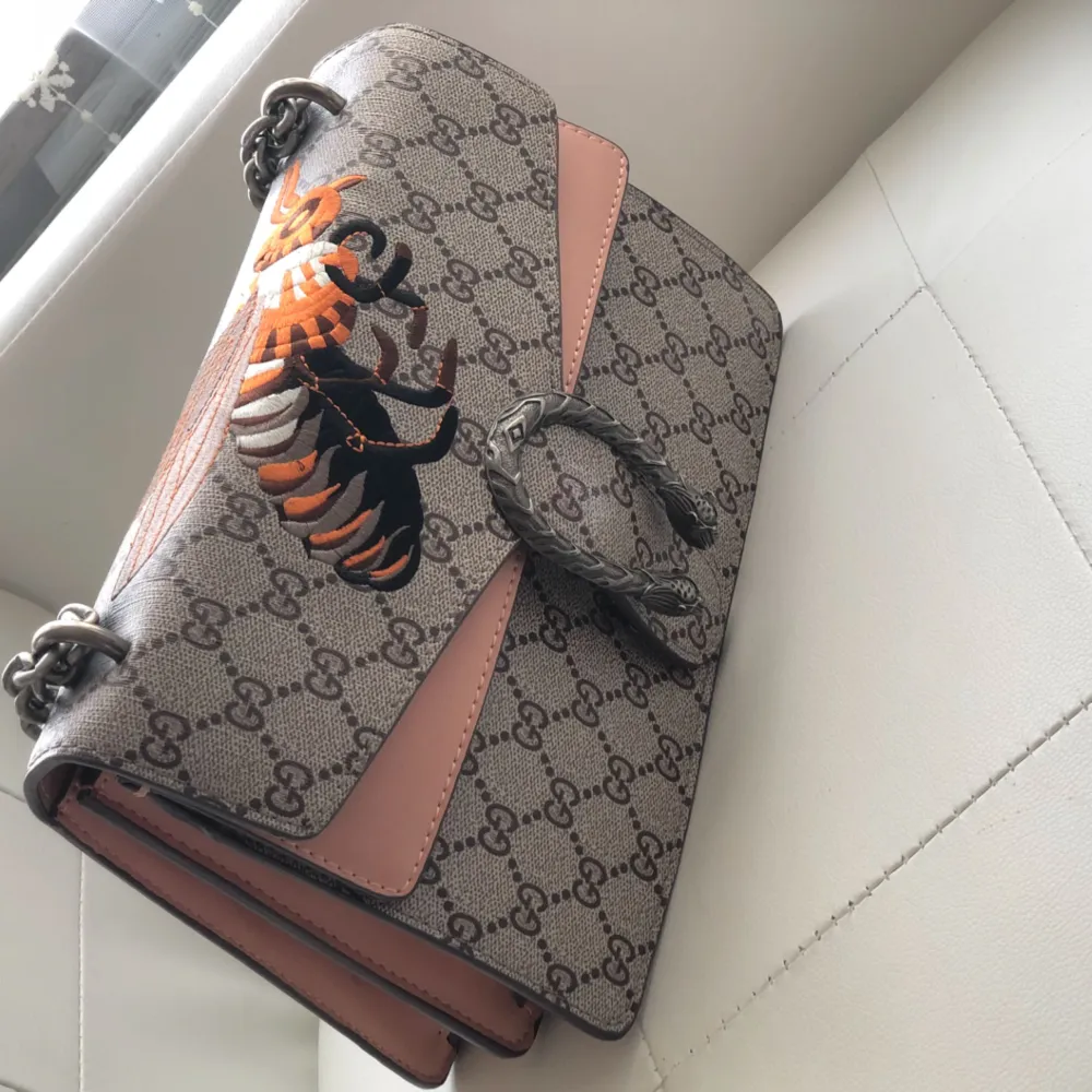 Gucci väska  , not real for sure but a good copy  used 3 times bought it for 1700. Väskor.