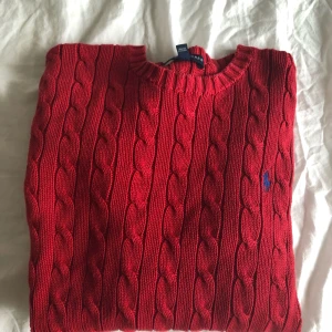  - Kabelstickad tröja från Ralph Lauren i storlek 36.