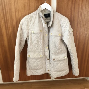  - Jacka från STOCKHOLM LM beige. Smal passform 