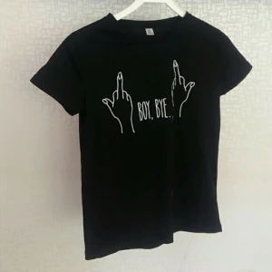  - Svart tshirt med tryck 