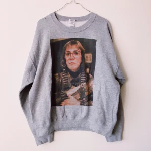  - LOGLADY Sweatshirt <3  Passar Strl S-L (för mig som är S är den väldigt rymlig)  Sparsamt använd. Kan skickas, mottagaren står isf för frakt.