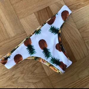  - Oanvända bikinitrosor, vändbara för att byta mönster. Passar XS-S.  Möts upp i Stockholm/Gullmarsplan för 30kr, annars 40kr med frakt.