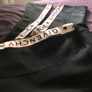  - GIVENCHY LOGO TRACK PANTS!! HELT NYA med tags och kvitto!! 