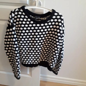  - Stickad tröja med prickar. Den är i använt skick vilket syns på närbilden, memmn fortfarande fin!