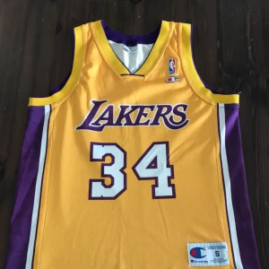  - Vintage Champion badketlinne. NBA Lakers O’neal 34. Trevligt använt skick. Storlek s. Hämtas i Uppsala eller skickas mot fraktkostnad 