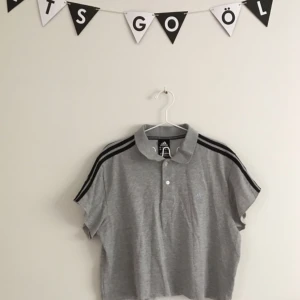  - skitsnygg adidas-piké köpt på humana second hand i stockholm. passar till allt typ!! den är märkt storlek XL men på mig som normalt har S passar den också, lite oversize. fråga gärna om ni undrar något! ✨✨ kan mötas upp i sthlm eller skicka, frakt 35 kr. 