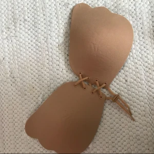  - bandlös bh, känd från instagram. endast provad med plasten kvar på. säljer pga fel storlek.  kom med bud, paketpriser vid köp av flera plagg. köparen betalar frakt.