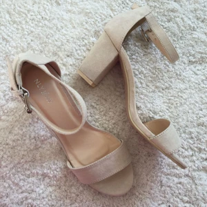  - Helt oanvända klackskor i storlek 38, från Nelly.   Kan mötas upp i Norrköping, annars står köparen för frakten.