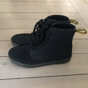  - Somriga tygskor från Dr Martens. Använda endast 1 gån. Står nu bara i garderoben och samlar damm och behöver nytt hem. Mycket bra skicka (som nya).   Bara att hojta om det är något du undrar!  //Alex