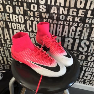  - Nästan helt oanvända Nike fotbollsskor. Märkta storlek 38 men är små i storleken så skulle säga 36/37. Säljer för att de är för små