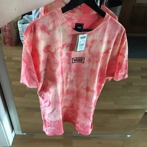  - Helt ny och helt oanvänd t-shirt från vans! Nypris 399! Kan posta men köparen står för frakten isf!
