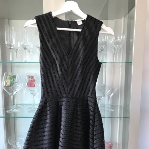  - Klänning från H&M. Stl 32, använd fåtal gånger