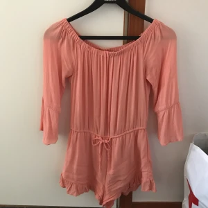  - Rosa/aprikos Playsuit med snörning och offshoulder. Frakt ingår i priset! 