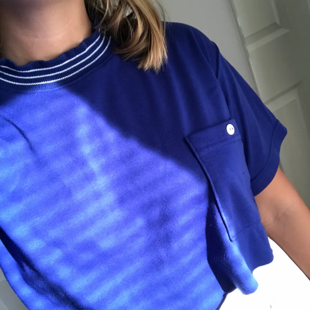 Klarblå croppad t-shirt (klippt själv) som sällan kommer till användning tyvärr! Superfina detaljer och väldigt bra skick!. T-shirts.
