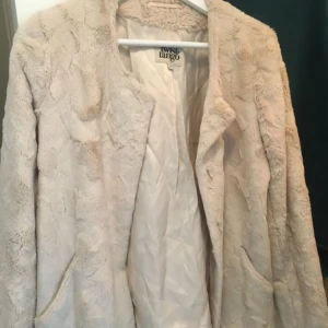  - Oanvänd fuskpäls från Twist&Tango. Nypris 2000kr. Köparen står för frakt