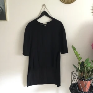  - Tröja/tunika från h&m. Använd en gång. Slits på båda sidorna och baksidan är längre (går under rumpan) än framsidan. Fler bilder går att få om intresserad 