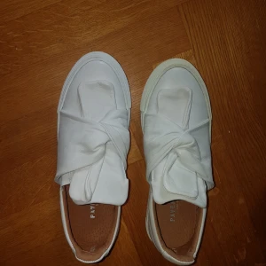  - Snygga nya Pavement sneakers dam skor stl 39, högre sko är lite blek fram